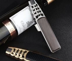 Merkloos Turbo Jetflame Aansteker - Gasbrander - Vuurwerk Torch - Crème Brûlée Brander - BBQ En Sigaren Aansteker - Windproof - Carbon Met Goudkleurige Metalen Behuizing -Beste Thuiskeuken 1200x1028 1