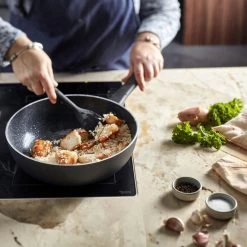 Demeyere Alu Classico 3 Wokpan – Inductie – Ceraforce Keramische Antikleeflaag – 28 Cm – PTFE En PFAS Vrij 12 Demeyere Alu Classico 3 Wokpan – Inductie – Ceraforce Keramische Antikleeflaag – 28 Cm – PTFE En PFAS Vrij -Beste Thuiskeuken 1200x1200 501