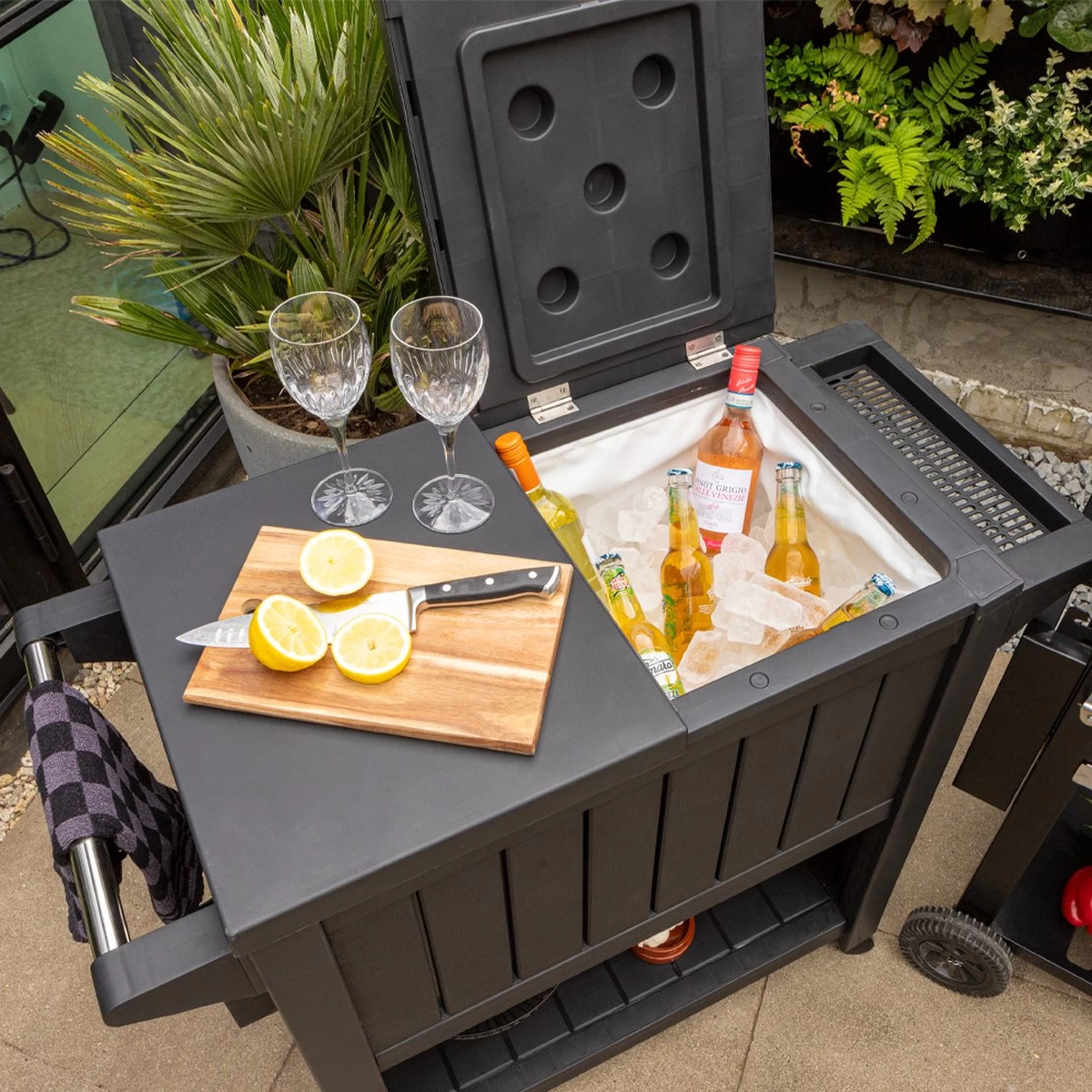 BluMill BBQ Tafel - Inclusief Koelvak 80 Liter - Op Wieltjes - Met Flessenopener - 102 X 46 X 86,5 Cm 14 BluMill BBQ Tafel - Inclusief Koelvak 80 Liter - Op Wieltjes - Met Flessenopener - 102 X 46 X 86,5 Cm - Afbeelding 12