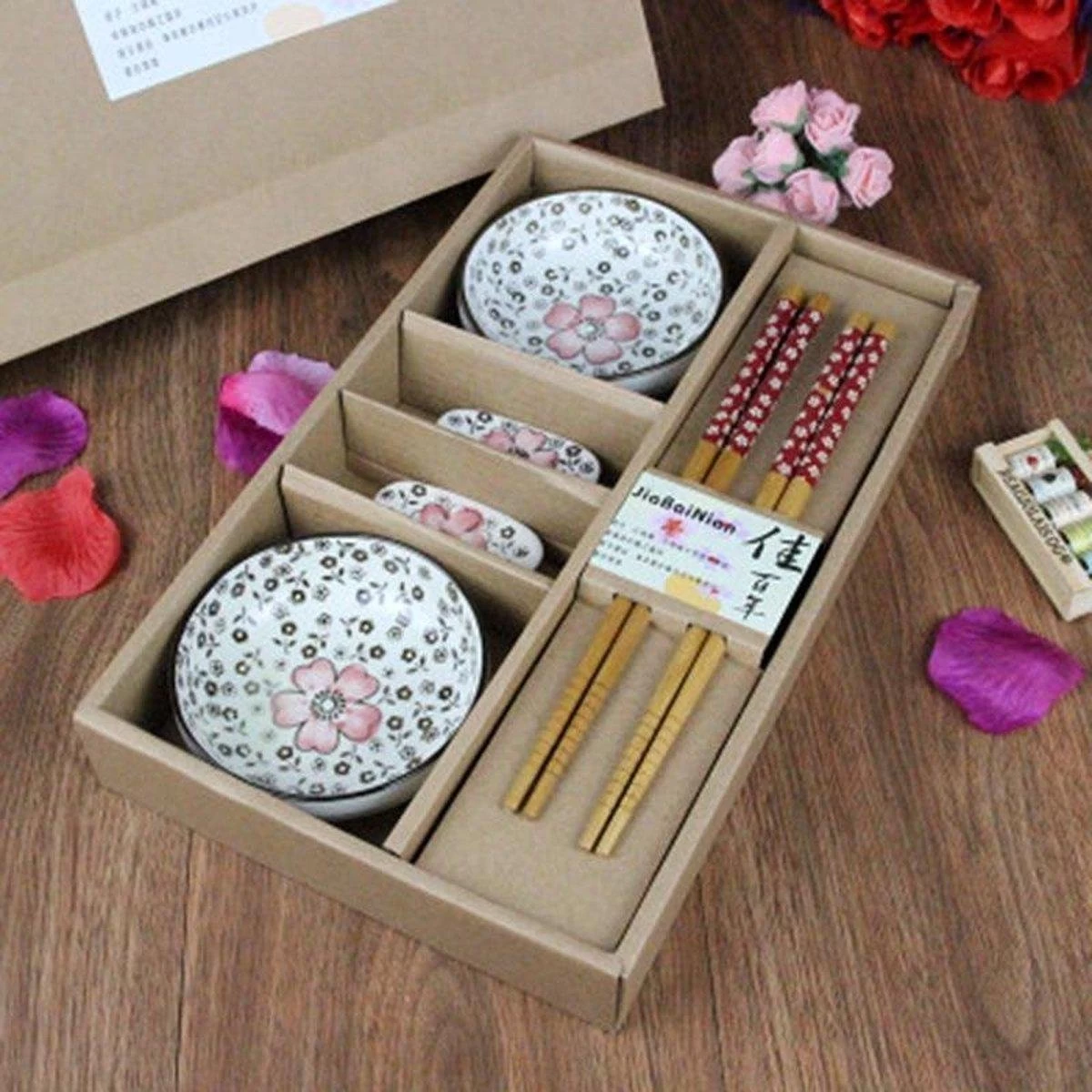 Winkrs | 2 Persoons Japanse Sushi Servies Set (rood) Met Eetstokjes, Kommetjes En Opleggers Voor Stokjes 3 Winkrs | 2 Persoons Japanse Sushi Servies Set (rood) Met Eetstokjes, Kommetjes En Opleggers Voor Stokjes