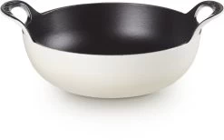 Le Creuset Gietijzeren Balti-pan In Meringue 24 Cm 2,7l -Beste Thuiskeuken 1200x747