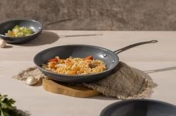 Swiss Pro+ - Koekenpannenset - 3 Delig - Keramisch - Inductie - Milieuvriendelijk - PFAS - PFOA Vrij - Sapphire Green 21 Swiss Pro+ - Koekenpannenset - 3 Delig - Keramisch - Inductie - Milieuvriendelijk - PFAS - PFOA Vrij - Sapphire Green -Beste Thuiskeuken 1200x799 1