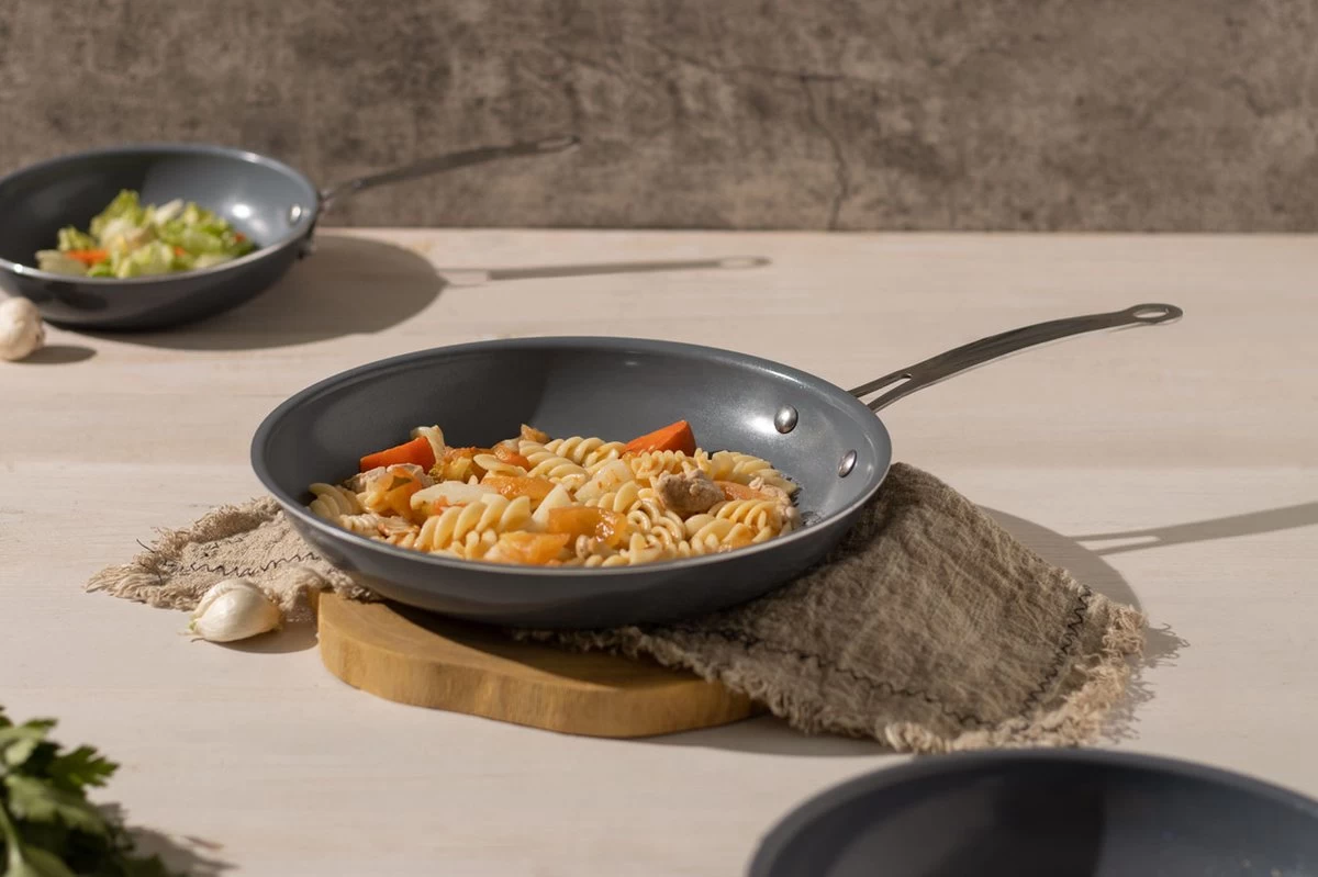 Swiss Pro+ - Koekenpannenset - 3 Delig - Keramisch - Inductie - Milieuvriendelijk - PFAS - PFOA Vrij - Sapphire Green 9 Swiss Pro+ - Koekenpannenset - 3 Delig - Keramisch - Inductie - Milieuvriendelijk - PFAS - PFOA Vrij - Sapphire Green - Afbeelding 7