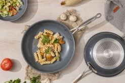 Swiss Pro+ - Koekenpannenset - 3 Delig - Keramisch - Inductie - Milieuvriendelijk - PFAS - PFOA Vrij - Sapphire Green 22 Swiss Pro+ - Koekenpannenset - 3 Delig - Keramisch - Inductie - Milieuvriendelijk - PFAS - PFOA Vrij - Sapphire Green -Beste Thuiskeuken 1200x799 2