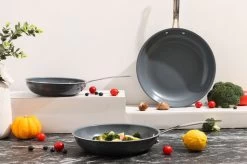 Swiss Pro+ - Koekenpannenset - 3 Delig - Keramisch - Inductie - Milieuvriendelijk - PFAS - PFOA Vrij - Sapphire Green 20 Swiss Pro+ - Koekenpannenset - 3 Delig - Keramisch - Inductie - Milieuvriendelijk - PFAS - PFOA Vrij - Sapphire Green -Beste Thuiskeuken 1200x799