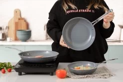 Swiss Pro+ - Koekenpannenset - 3 Delig - Keramisch - Inductie - Milieuvriendelijk - PFAS - PFOA Vrij - Sapphire Green 26 Swiss Pro+ - Koekenpannenset - 3 Delig - Keramisch - Inductie - Milieuvriendelijk - PFAS - PFOA Vrij - Sapphire Green -Beste Thuiskeuken 1200x799 4