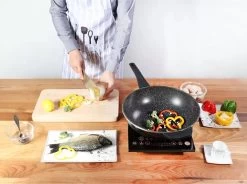 Cheffinger Wokpan Met Deksel - 32cm - Zwart - Pan - Keukenaccessoires 19 Cheffinger Wokpan Met Deksel - 32cm - Zwart - Pan - Keukenaccessoires -Beste Thuiskeuken 1200x892 1