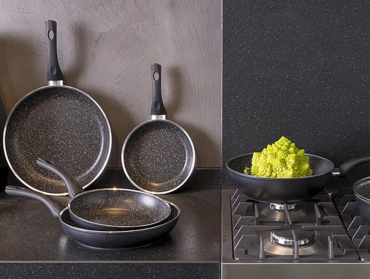 Sola Wokpan Stonehenge - Ø 28 Cm - Zwart/wit - Aluminium - Antiaanbaklaag 4 Sola Wokpan Stonehenge - Ø 28 Cm - Zwart/wit - Aluminium - Antiaanbaklaag - Afbeelding 2