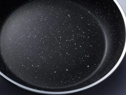 Sola Wokpan Stonehenge - Ø 28 Cm - Zwart/wit - Aluminium - Antiaanbaklaag 10 Sola Wokpan Stonehenge - Ø 28 Cm - Zwart/wit - Aluminium - Antiaanbaklaag -Beste Thuiskeuken 1200x906 4