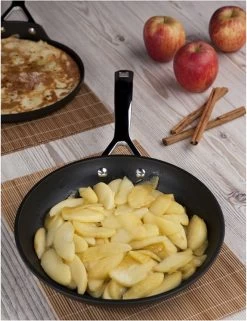 Le Creuset Koekenpan Les Forgées TNS - ø 28 Cm - Standaard Anti-aanbaklaag -Beste Thuiskeuken 923x1200